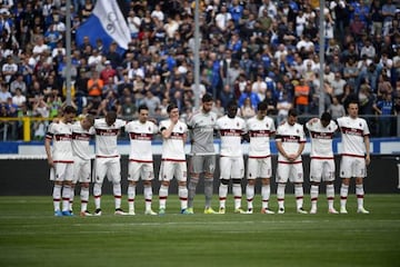 AC Milan&#039;s players hold a minute&#039;s silence in tribute of Cesare Maldini 