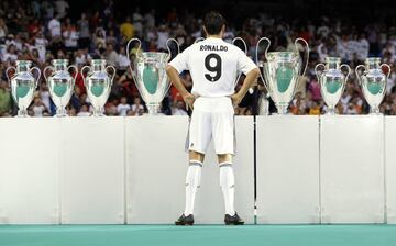 Cristiano Ronaldo llegó al Real Madrid y no pudo llevar el número que siempre había llevado, el '7'. Por este motivo, en la temporada 2009/2010 llevó el '9'.