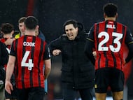 Soccer Football - Premier League - AFC Bournemouth v Liverpool - Vitality Stadium, Bournemouth, Britain - January 24, 2026 AFC Bournemouth manager Andoni Iraola celebrates after the match with AFC Bournemouth's James Hill and Lewis Cook Action Images via Reuters/Matthew Childs EDITORIAL USE ONLY. NO USE WITH UNAUTHORIZED AUDIO, VIDEO, DATA, FIXTURE LISTS, CLUB/LEAGUE LOGOS OR 'LIVE' SERVICES. ONLINE IN-MATCH USE LIMITED TO 120 IMAGES, NO VIDEO EMULATION. NO USE IN BETTING, GAMES OR SINGLE CLUB/LEAGUE/PLAYER PUBLICATIONS. PLEASE CONTACT YOUR ACCOUNT REPRESENTATIVE FOR FURTHER DETAILS..