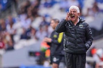 Ricardo Ferretti da indicaciones a sus jugadores cuando formaba parte del FC Juárez.