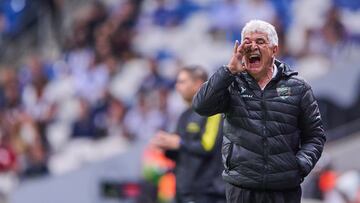 Ricardo Ferretti da indicaciones a sus jugadores cuando formaba parte del FC Juárez.