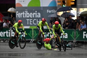 Caída del equipo Arkea-Samsic, durante la etapa de hoy. 