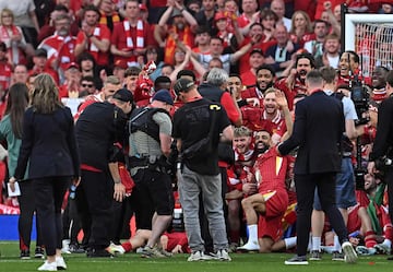 Los Reds celebran el t¨ªtulo n¨²mero 20 de liga tras golear al Tottenham 5-1 en el estadio de Anfield.