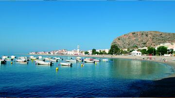 Esta playa urbana ha obtenido recientemente la codiciada Bandera Azul, lo que la designa como una de las mejores playas de España. De arena oscura y aguas cristalinas, recibe miles de visitantes durante los meses de verano. Además, es una playa accesible para personas con movilidad reducida.
