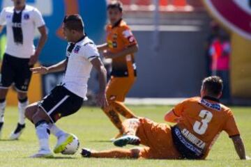 Flores disputa la pelota con Sanhueza en Calama.