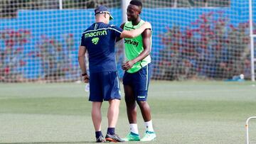 Paco L&oacute;pez da la bienvenida a Boateng.