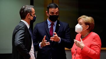 La Canciller alemana Angela Merkel (d) conversa con el primer ministro griego Kyriakos Mitsotakis (i) y el presidente español Pedro Sánchez (c), en el cuarto día de la cumbre especial de líderes del Consejo Europeo, celebrada en Bruselas, Bélgica, EFE/EPA/JOHN THYS / POOL