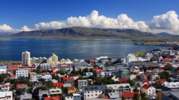 Islandia es la decimoctava isla más grande del mundo y la segunda más grande de Europa, después de Gran Bretaña. La isla principal cuenta con 101 mil 826 kilómetros cuadrados, pero la superficie total del país asciende a 103 mil, un área similar a la de Cuba. A su alrededor se cuentan 30 islas menores, incluyendo Grímsey y el archipiélago de las Islas Vestman.