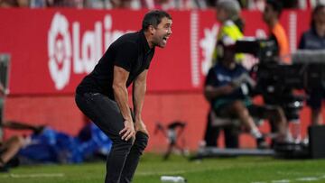 El entrenador argentino Eduardo Coudet grita durante el partido entre el Girona y el Celta.