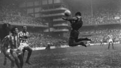 Fidel Uriarte remata de cabeza durante un partido en San Mam&eacute;s entre el Athletic de Bilbao y el Betis.