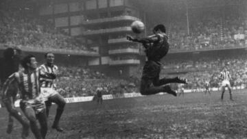 Fidel Uriarte remata de cabeza durante un partido en San Mam&eacute;s entre el Athletic de Bilbao y el Betis.