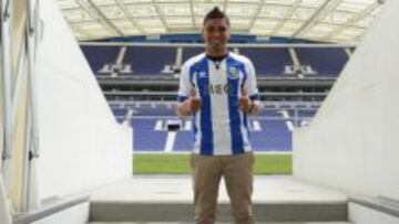 Casemiro posando con la camiseta del Oporto.