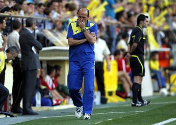 Lotina ha estado presente en mayor o menor medida en cinco descenso en su carrera deportiva: Logroñés en 1997 es la primera vez que se hizo cargo de un equipo de primera y fue destituido en la jornada 10 por los malos resultado, el equipo ya no pudo revitalizarse y acabo descendiendo. Celta de Vigo en 2004 Lotina es destituido en la jornada 21, el equipo acaba descendiendo. En 2011 desciende con el Deportivo de la Coruña. En 2007 desciende con la Real Sociedad y en 2012 con el Villarreal pero en estos dos últimos casos llega con los equipos desahuciados y siendo el tercer entrenador en hacerse cargo de los vestuarios.