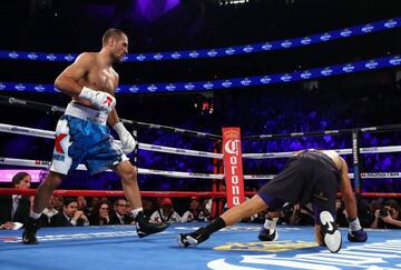 Ward se fue al suelo en el segundo asalto, después se recuperó y ganó el combate a Kovalev.