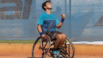 Cisco Garc&iacute;a celebra un punto durante un partido de tenis en silla.