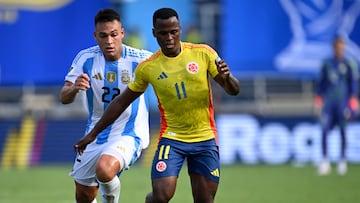 Argentina's forward Lautaro Martinez (L) and Colombia's forward Jhon Arias fight for the ball during the 2026 FIFA World Cup South American qualifiers football match between Colombia and Argentina, at the Metropolitano Roberto Mel�ndez stadium in Barranquilla, Colombia, on September 10, 2024. (Photo by RAUL ARBOLEDA / AFP)