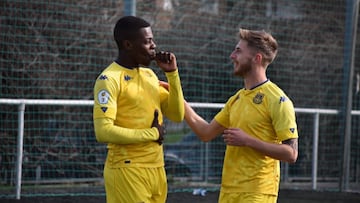 Cedric celebra su segundo gol junto a Gabri durante el partido que enfrentó a la AD Alcorcón B y al SAD Villaverde San Andrés en el Anexo de Santo Domingo, correspondiente a la Jornada 15 en el Grupo 7-B de Tercera División.