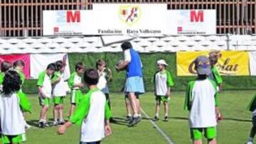 <b>EL FUTURO.</b> Los chavalines rayistas durante un entrenamiento.