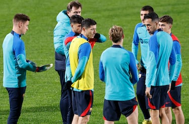 Lewandowski, De Jong y Busquets charlando en el grupo.