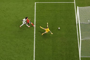 2-1. Asistencia de Marc Cucurella para el delantero de la Real Sociedad, que no perdona, y manda el balón al fondo de la portería de Jordan Pickford.