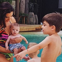 Pilar Rubio y sus hijos enseñan a nadar a Alejandro