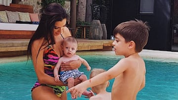 Pilar Rubio y sus hijos enseñan a nadar a Alejandro