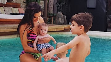 Pilar Rubio y sus hijos enseñan a nadar a Alejandro