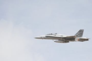 El piloto de Suzuki Maverick Viñales  ha pilotado el avión de combate F-18 de la Base Aérea de Zaragoza, con el que ha pasado del asfalto del circuito de MotorLand, donde competirá el próximo domingo en MotoGP, al cielo de Aragón. Viñales, cuyo nombre, Maverick, se debe al fervor que sentía su padre, Ángel, por el protagonista de la película "Top Gun" que protagonizaba Tom Cruise, y en el que interpretaba el papel de un piloto de combate, ha logrado hoy hacer realidad otra de sus pasiones al subirse a un caza del ejército español.