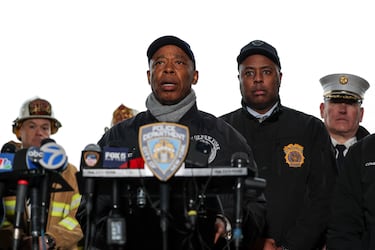 El alcalde de la Ciudad de Nueva York, Eric Adams, dio una rueda de prensa explicando los motivos del accidente del helicóptero que cayó al río Hudson. Confirmó que las víctimas eran dos adultos y tres niños, al parecer de una misma familia, además del piloto. 