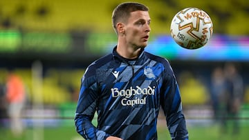 El jugador de la Real Sociedad Sergio Gómez, durante el calentamiento previo al partido de LaLiga de fútbol entre Villarreal y Real Sociedad. EFE/Andreu Dalmau