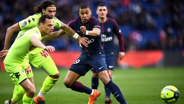 Paris Saint-Germain&#039;s French forward Kylian MbappxE9 (R) vies with Angers&#039; French defender Mateo Pavlovic (L) during the French L1 football match between Paris Saint-Germain (PSG) and Angers at the Parc des Princes stadium in Paris on March 14, 