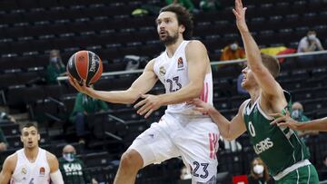 Kaunas (Lithuania), 06/11/2020.- Thomas Walkup (R) of Zalgiris Kaunas in action against Sergio Llull (C) of Real Madrid during the Euroleague Basketball match between Zalgiris Kaunas and Real Madrid at Zalgiris Arena in Kaunas, Lithuania, 06 November 2020. (Baloncesto, Euroliga, Lituania) EFE/EPA/TOMS KALNINS