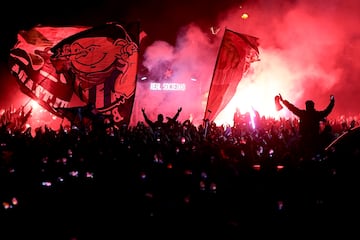 Impresionante recibimiento de la aficin Txuri-urdin a su equipo antes de enfrentarse al Real Madrid en Copa.