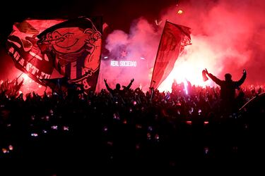 Impresionante recibimiento de la afición Txuri-urdin a su equipo antes de enfrentarse al Real Madrid en Copa.