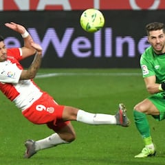 Luca pone en apuros a Iraola