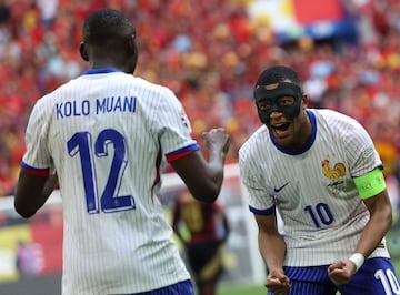 Randal Kolo Muani of France celebrates with teammate Kylian Mbappé
