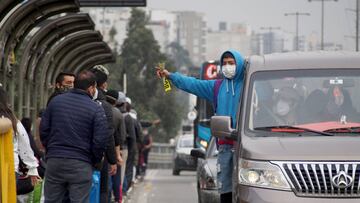 23 June 2020, Peru, Lima: Passengers wait to board informal transportation during quarantine due to the spread of the coronavirus (Covid-19) pandemic. Photo: Carlos Garcia Granthon/ZUMA Wire/dpa
 
 
 23/06/2020 ONLY FOR USE IN SPAIN