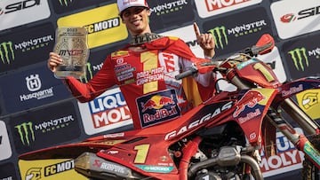 Jorge Prado celebra su título en el podio del MXGP de Italia.