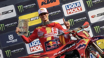 Jorge Prado celebra su t¨ªtulo en el podio del MXGP de Italia.