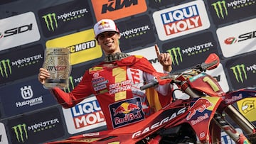 Jorge Prado celebra su título en el podio del MXGP de Italia.