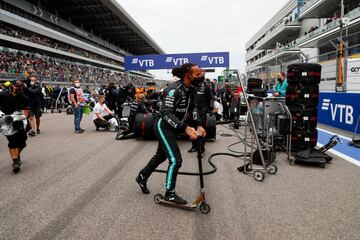 Mercedes' British driver Lewis Hamilton rides a scooter before the Formula One Russian Grand Prix at the Sochi Autodrom circuit in Sochi on September 26, 2021. (Photo by Yuri Kochetkov / POOL / AFP)