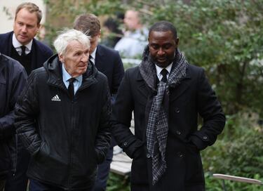 Los exjugadores del Manchester United, Paddy Crerand y Andy Cole llegan a la catedral de Manchester.