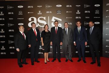 Alfredo Relaño, Juan Luis Cebrián, Miguel Indurain y su esposal, Manuel Polanco, Manuel Mirat y Juan Cantón  