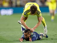 NASHVILLE, TENNESSEE - APRIL 07: Matthew Corcoran #16 of Nashville SC and Isa�as Violante #12 of Club Am�rica battle for the ball during the second half of the CONCACAF Champions Cup Quarterfinals at GEODIS Park on April 07, 2026 in Nashville, Tennessee. Johnnie Izquierdo/Getty Images/AFP (Photo by Johnnie Izquierdo / GETTY IMAGES NORTH AMERICA / Getty Images via AFP)