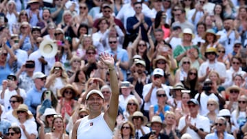 Tennis - Wimbledon - All England Lawn Tennis and Croquet Club, London, Britain - July 10, 2025 Amanda Anisimova of the U.S. celebrates winning her semi final match against Belarus' Aryna Sabalenka REUTERS/Toby Melville TPX IMAGES OF THE DAY