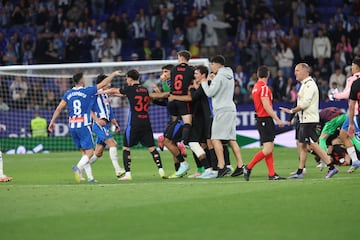 Los jugadores del Espanyol tratan de evitar la celebracin del ttulo de liga del conjunto del Barcelona.