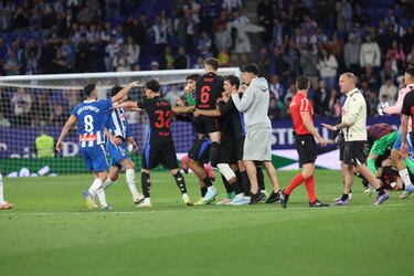 Los jugadores del Espanyol tratan de evitar la celebración del título de liga del conjunto del Barcelona.