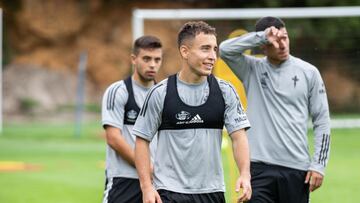 Emre Mor, delante de Fran Beltr&aacute;n y de Lucas Olaza, en un entrenamiento del Celta. 