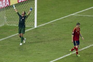 Mikael Roche celebra el fallo del penalti tirado por Fernando Torres.