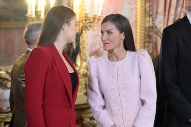 La Princesa Leonor y la Reina Letizia durante la recepción celebrada tras la imposición del Toisón de Oro en el Palacio Real.